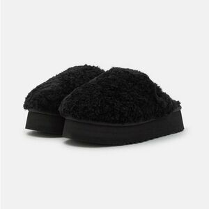 NWT! UGG Maxi Curly Platform Slippers!